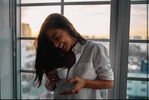 Carmen Deleon comparte nuevo sencillo y video, “Cafécito” (little coffee)